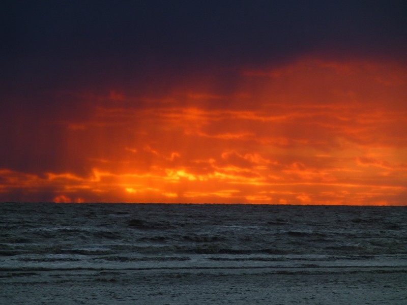 Уставшее солнце спряталось в тучу (Вероника Север) / Стихи.ру