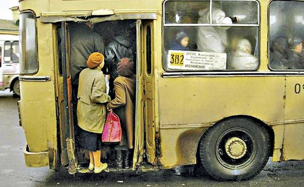 В переполненном автобусе