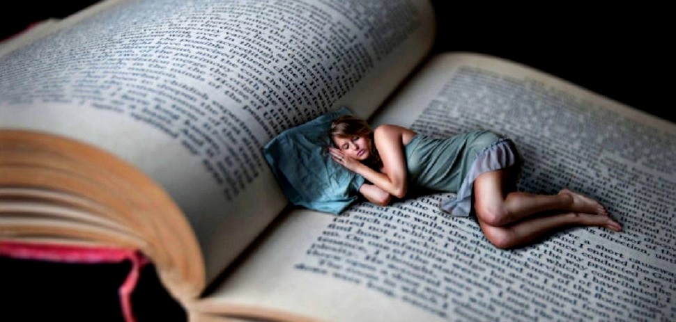Толкование сна обнимают. Фото человек читает сонник. Читает сонник. Старинный сонник книга. Ьредущие во снах книга.
