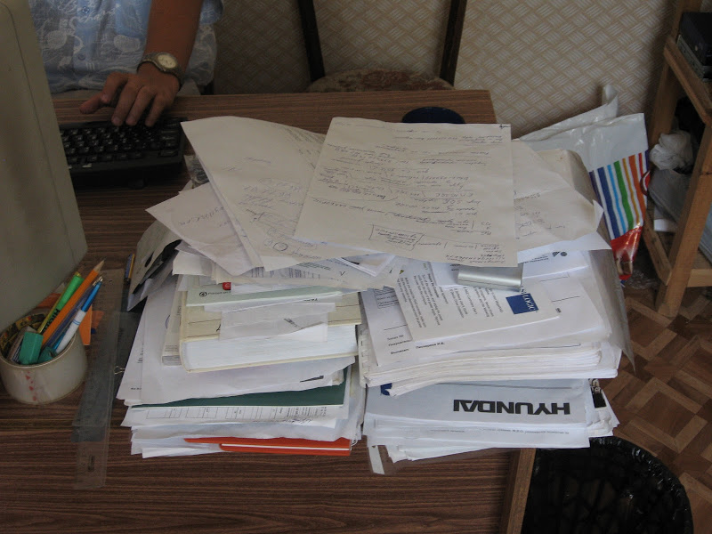 Запихнув в стол надоевшие бумаги я. Бумаги на столе. Стол заваленный бумагами. Письменный стол с бумагами. Рабочий стол с бумагами.