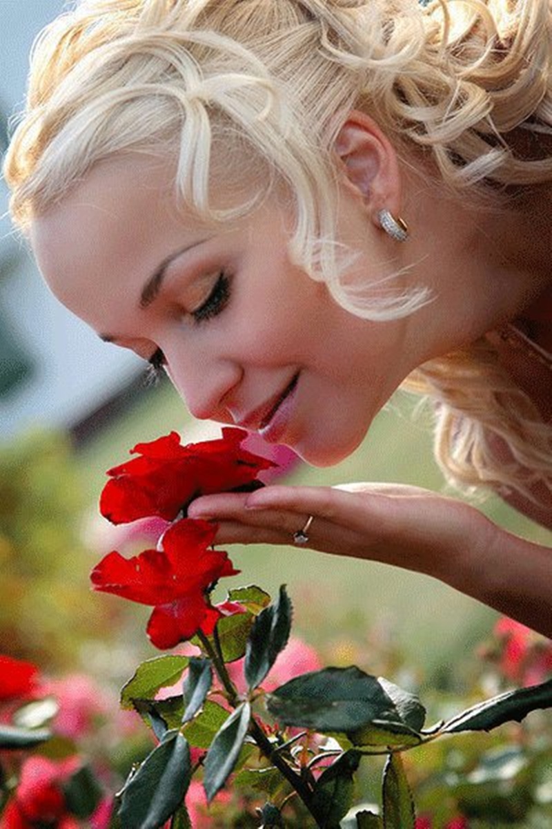 Живи цвети любимый. Блондинка с розами. Красивая женщина с цветами. Девушка с розой. Счастливая женщина.
