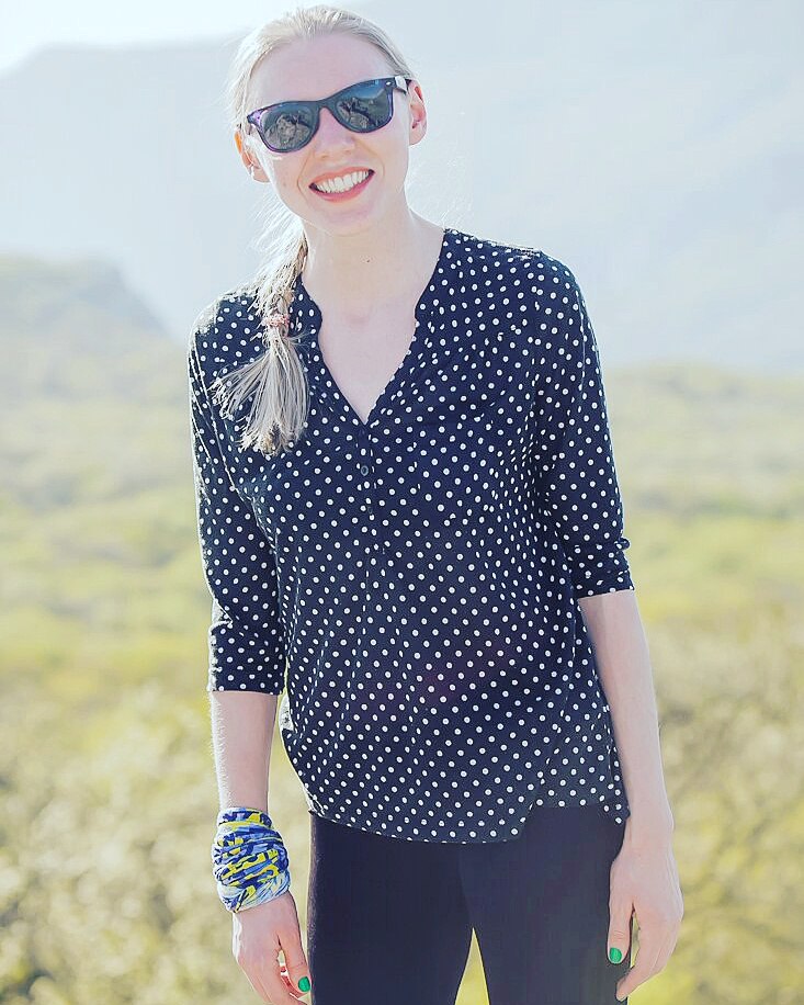 но что-то внутри заставляет меня шевелиться