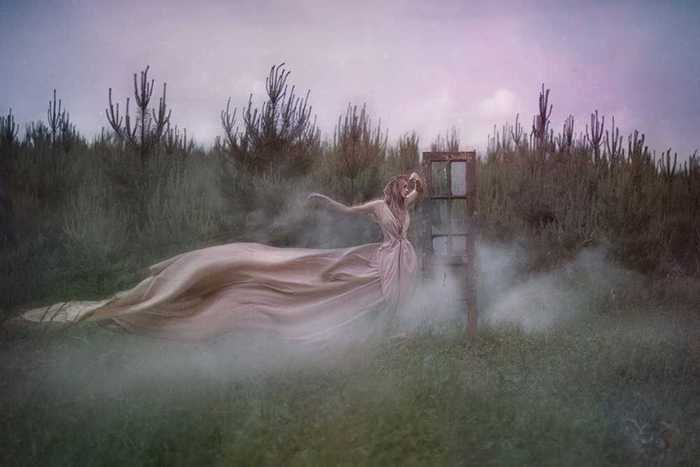 Снится мне туман белая. Девушка в тумане. Фотосессия в тумане. Мистическое поле. Фотосессия в тумане девушка