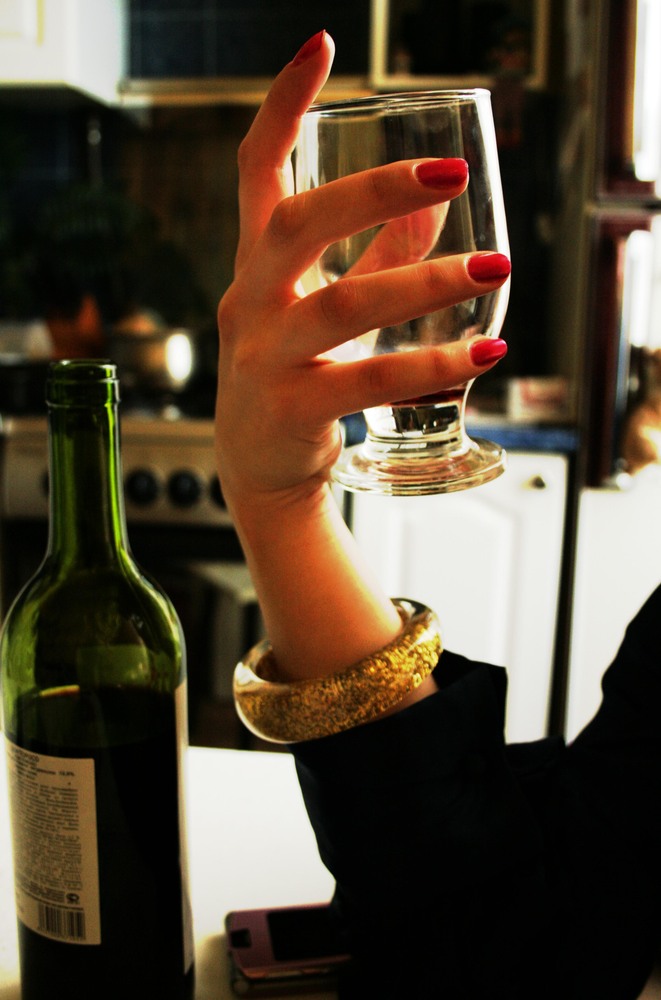 Рука с бокалом. Бокал в руке девушки. Бокал вина в женской руке. Бокал вина в руке девушки. В ее руках вино