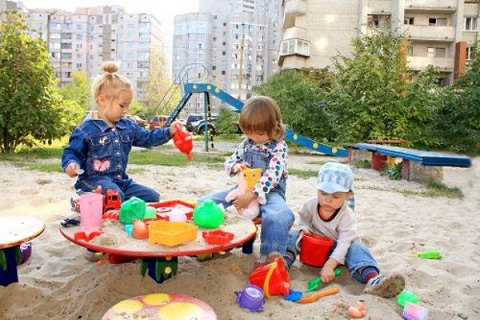 На детской площадке дети играют... (Анжелика Чайрева) / Стихи.ру