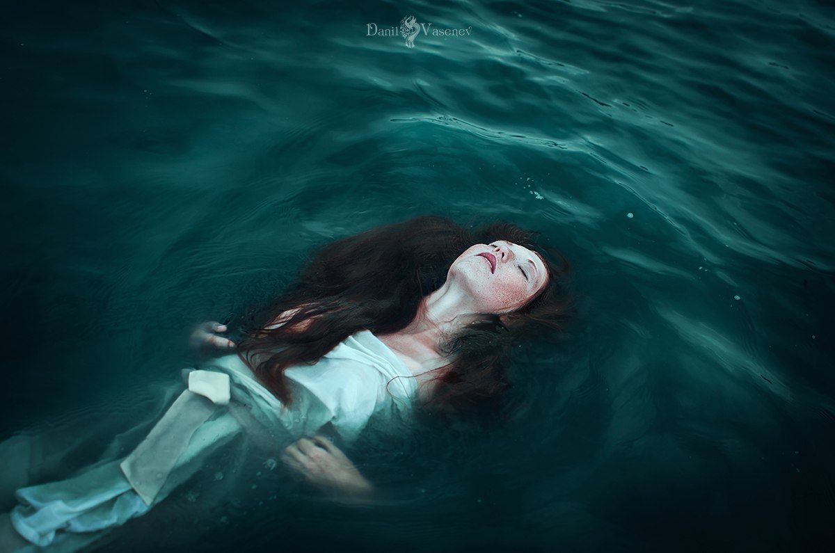 Тонуть во сне к чему это. Девушка тонет. Девушка под водой. Девушка тонет в море.