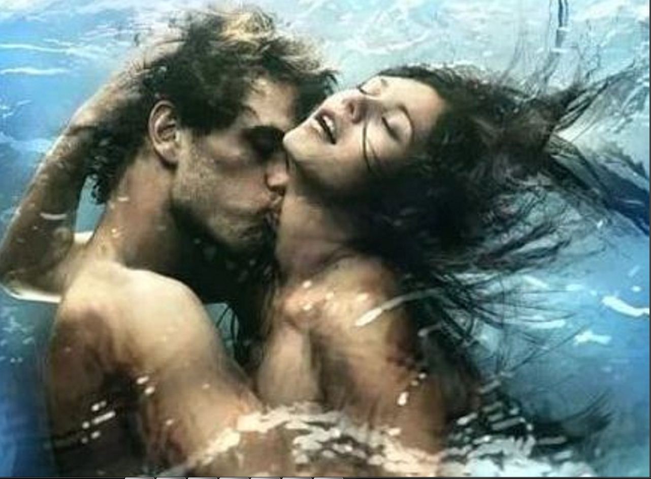 Люблю водичку. Поцелуй в воде. Любовь в воде. Объятия в воде. Страсть в воде.