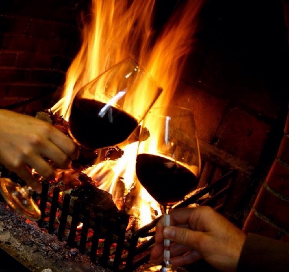 Бокал вина огонь. Камин вино. Камин свечи вино. Вечер камин вино. Вино у костра.