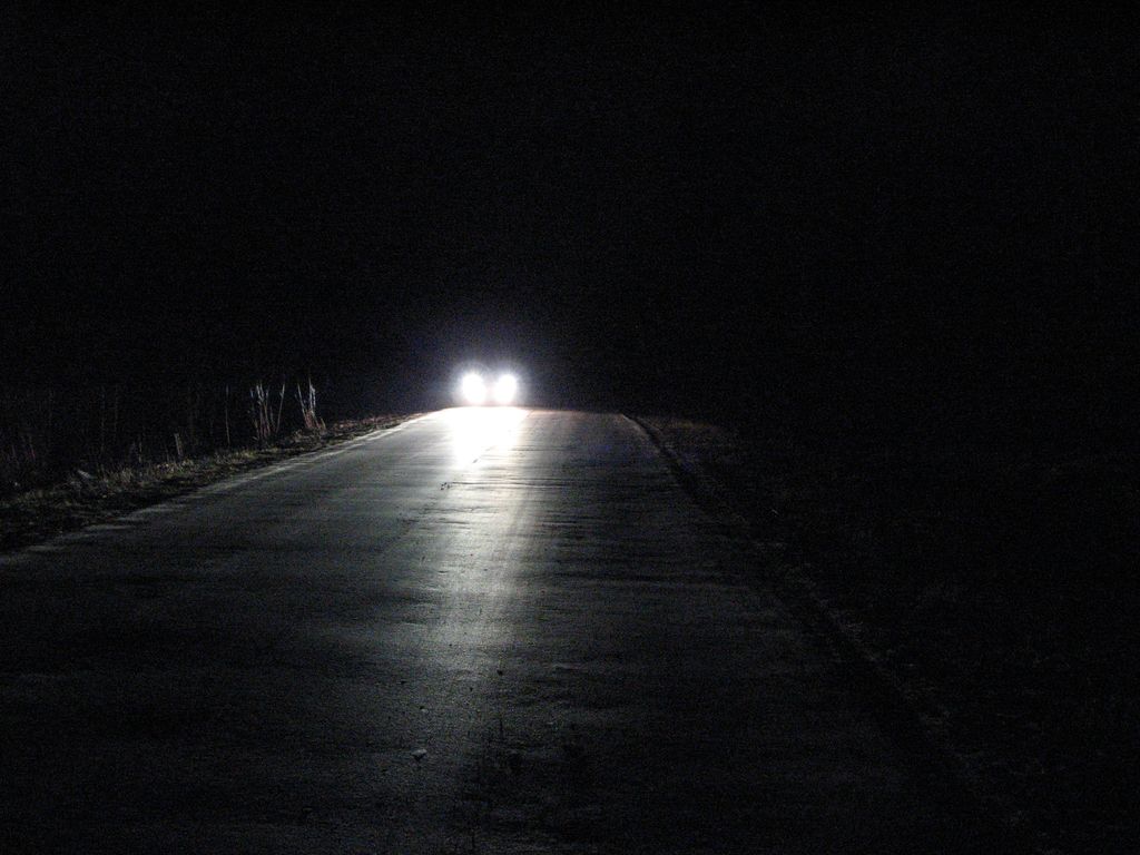 В темное время видно. Ночная дорога. Ночная дорога фары. Трасса свет фар. Свет фар машины в темноте.