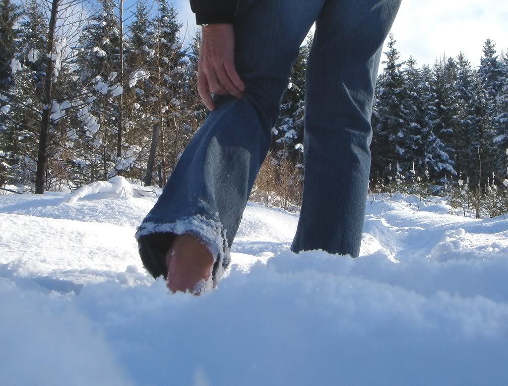 Головой в снег ногами. Босиком зимой. Парень босиком по снегу. Ноги в снегу. Босая на морозе.