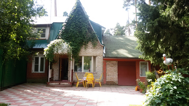 Дом под соснами