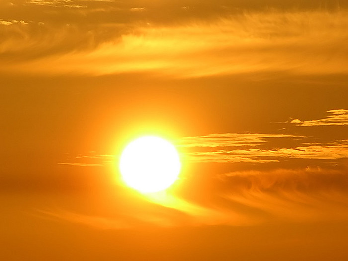 Сжигает август зноем лето