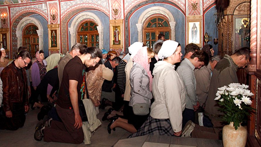 человекмолится на коления. поклоны в храме. человек на коленях в храме. поклоны в храме. люди в церкви на коленях.