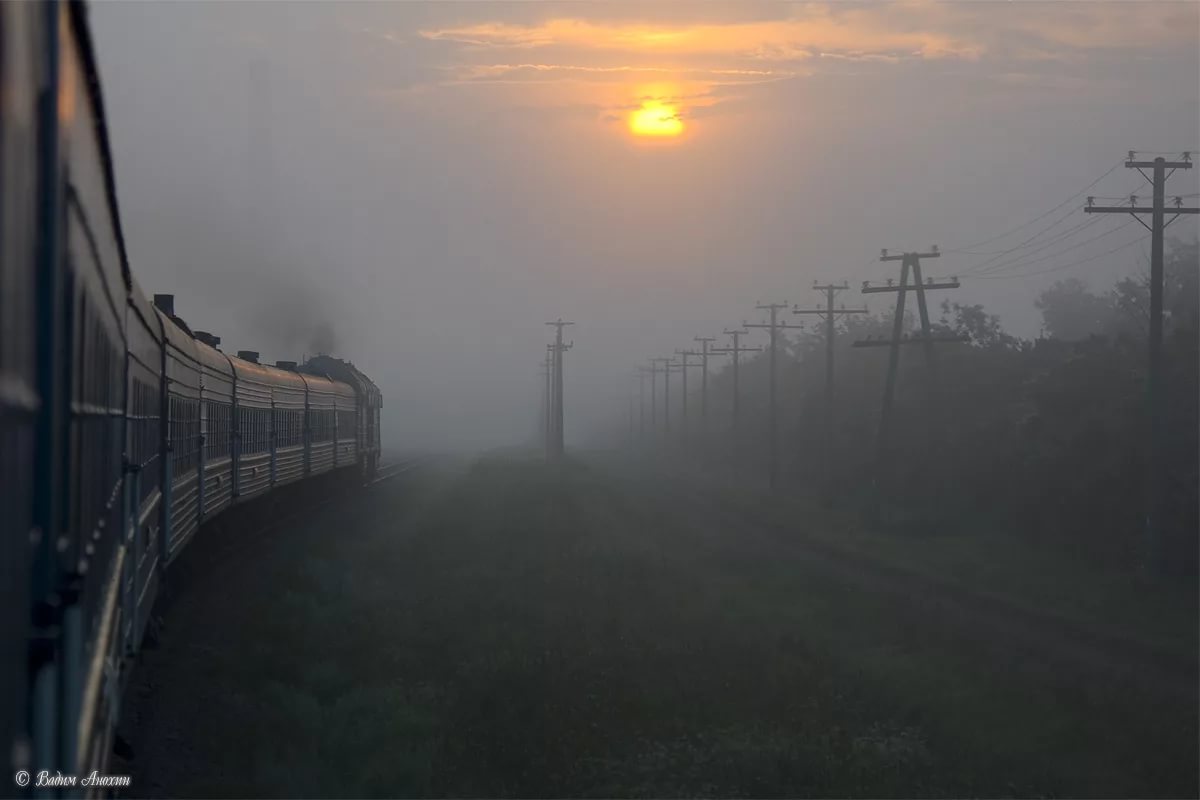 Электричка в никуда. Железная дорога туман. Поезд в тумане. Железнодорожные пути в тумане. Туман на ЖД.