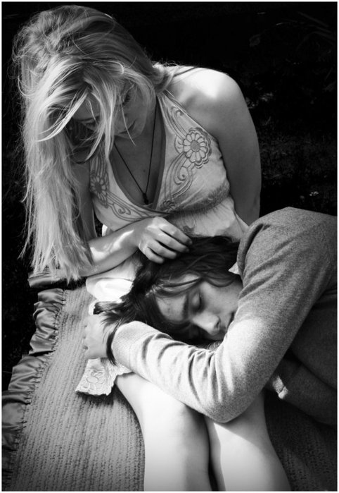 Я колени твои под слова обнимаю...