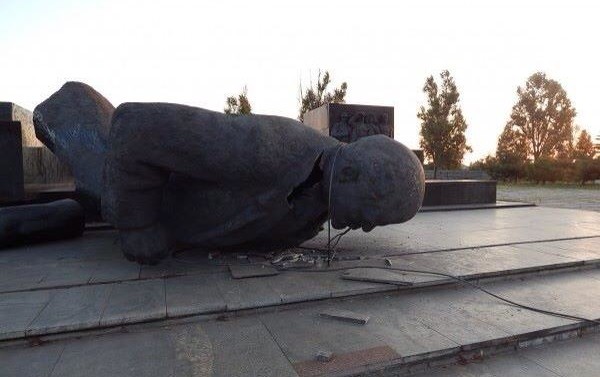 Низвергнутым памятникам