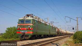 Контактные столбы встречают поезда