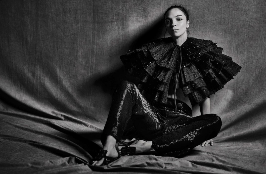 И он пришёл, откинул взмахом плащ