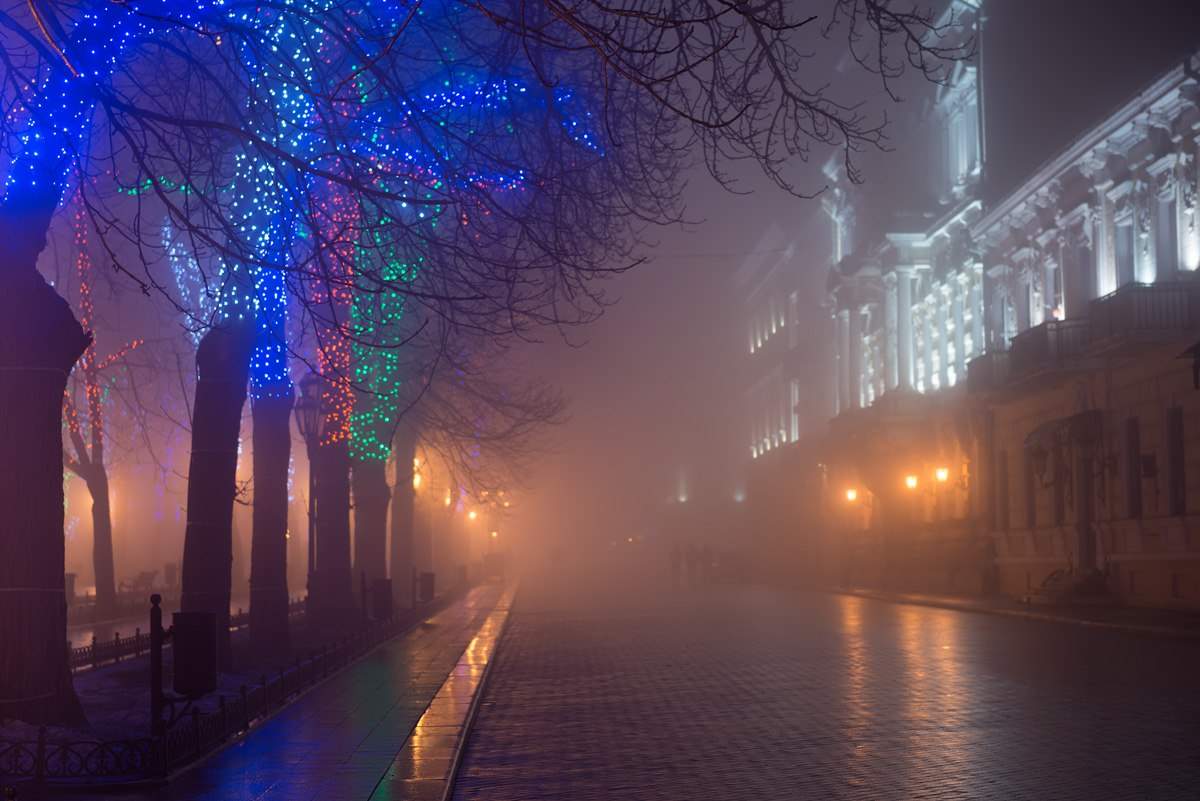 Город туман вечер. Вечерний город. Город в тумане. Туманный город. Город вечером туман.