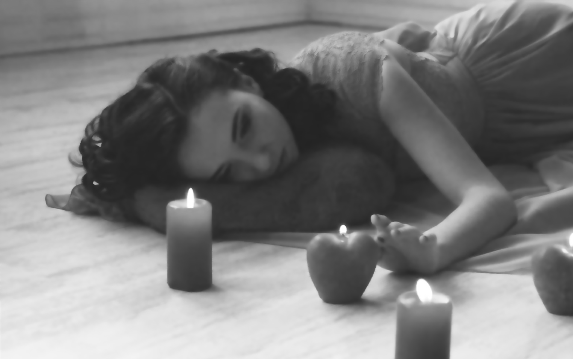 Ритуал на женщину. Любовный приворот. Фотосет со свечами. Фотосъемка свечей. Девушка со свечой.