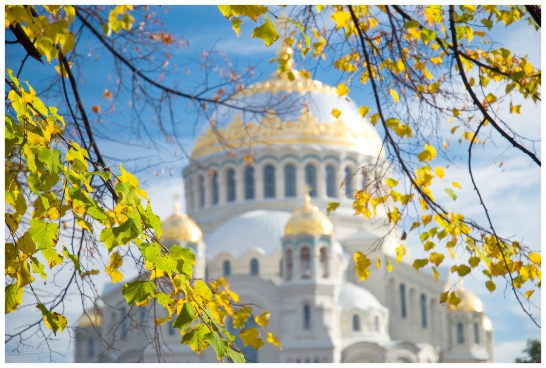 Храм в Кронштадте осень