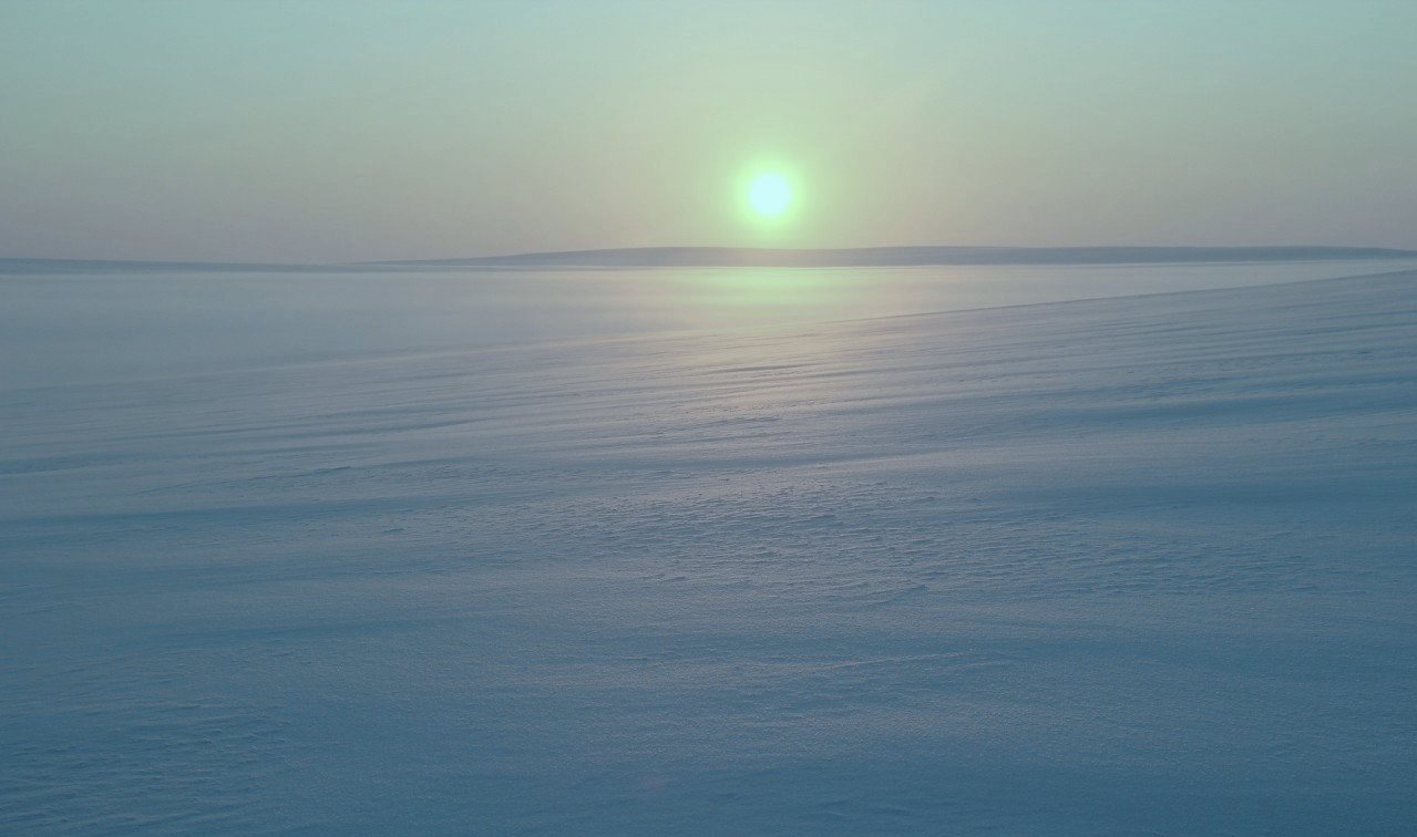 На могилах земля рыхлая, Перед жизнью кресты осели