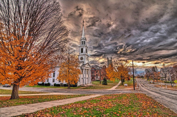 Осенних красок наряд