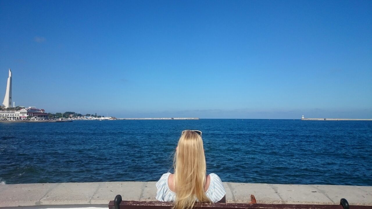 Я смотрюсь в эту синюю гладь...