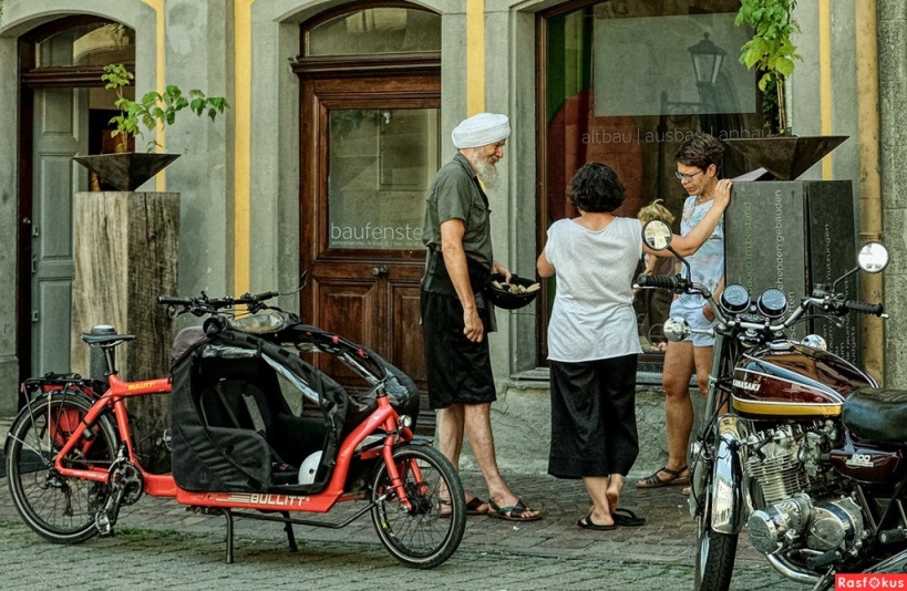 Жаль - чудес ниоткуда ждём...