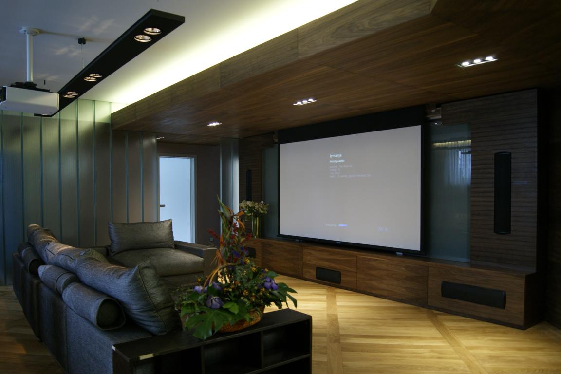 Домашний кинотеатр в спальне с проектором. Видеопроектор домашний кинотеатр. Домашний кинотеатр. Комната с телевизором. Три монитора на столе.