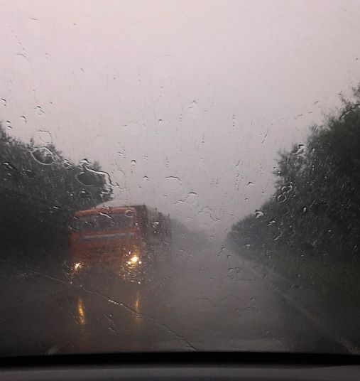 Автобус в дожде