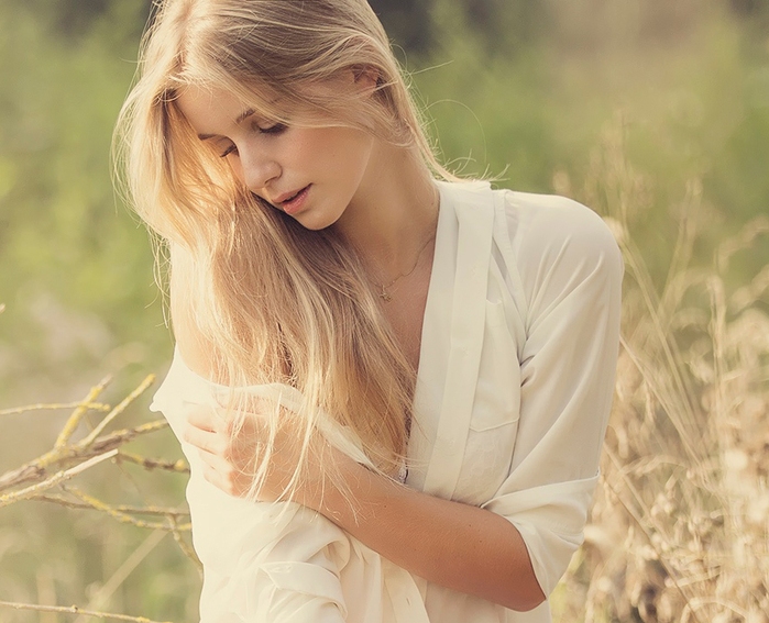 Ты предо мной, как девочка краснеешь...