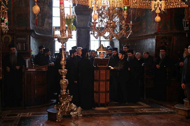 Под песнопение Ватопедской братии