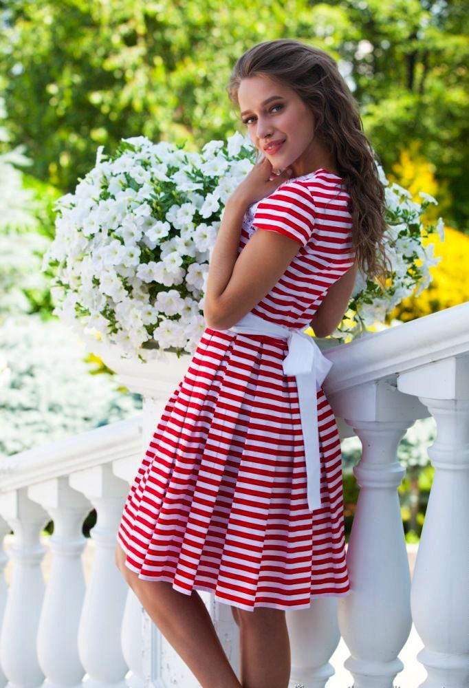 Это красное платье в полоску!