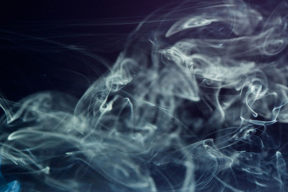 синий дым. загадочный дым. загадочный дым. демон дыма. фон дым.