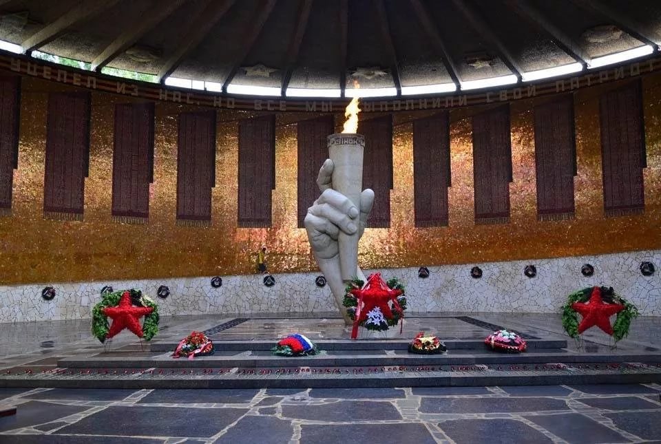 Он стоял на перроне