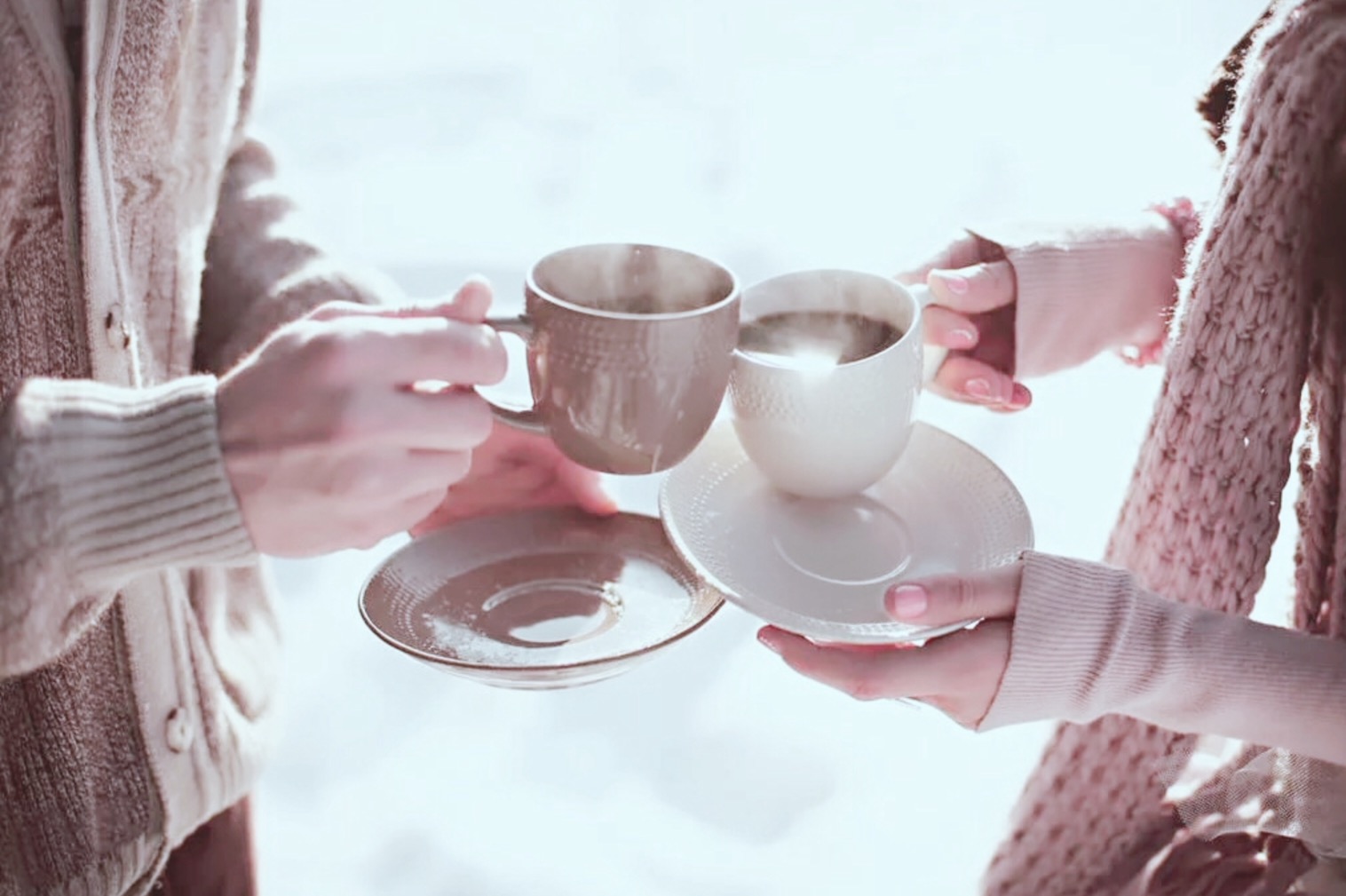 Разве можно быть такой размазней чашка стоит. Чай зимний. Чай зима. Утренний кофе зимой. Утро кофе зима.
