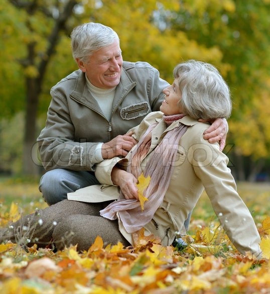 Кастинг старика. Пожилые люди осень. Бабушка и дедушка. Бабушка и дедушка осень. Осенняя фотосессия для пожилых.