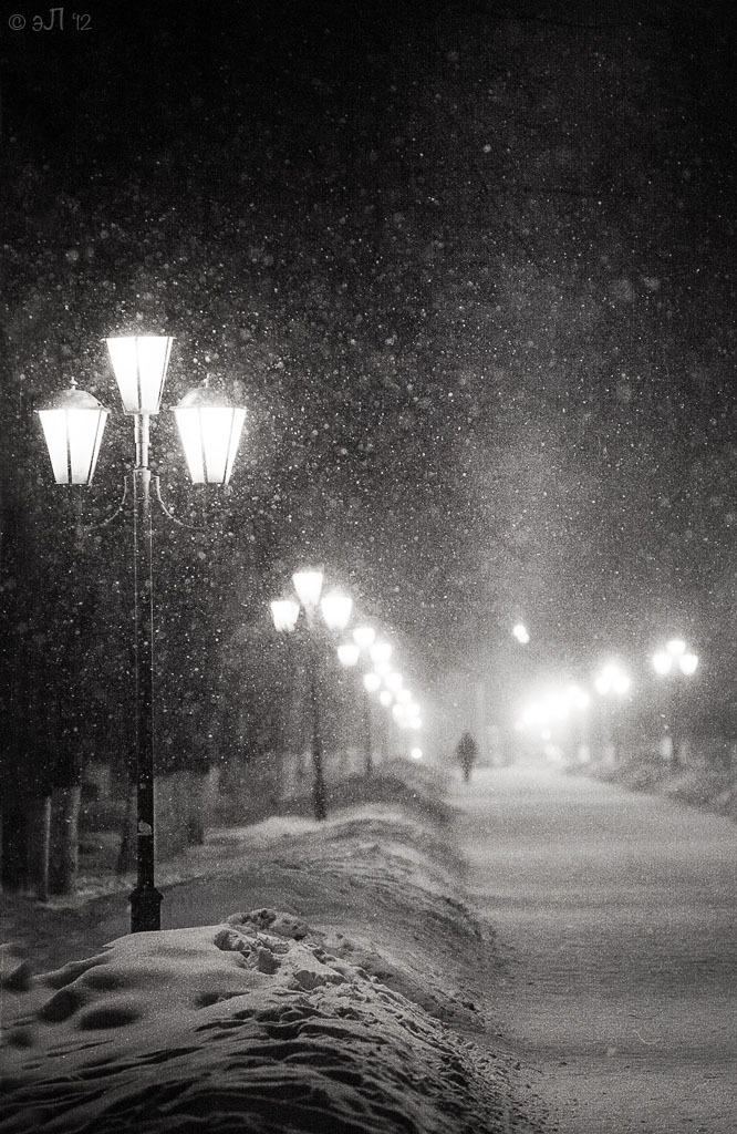 Снег в темноте