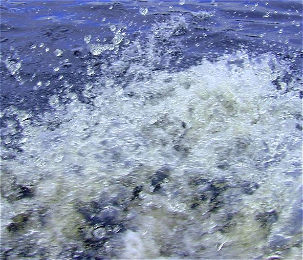 А лодка качалась