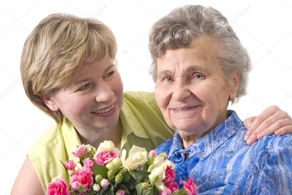 Поздравление пожилую маму. Цветы для бабушки. Маме дарят цветы. Букет для пожилой мамы. Бабушка.
