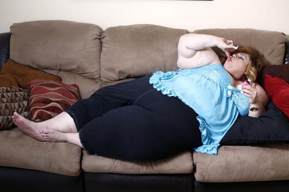 Толстуха подруга толстуха. Толстая девушка лежит на диване.