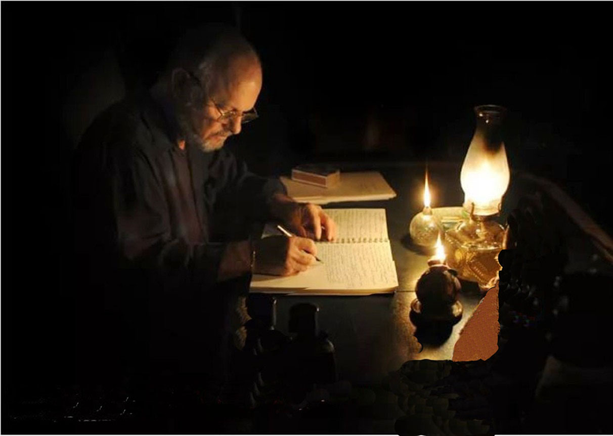 Мужик читает стих. Писатель за столом. Писатель сидит за столом. Чтение на ночь. Стол писателя.