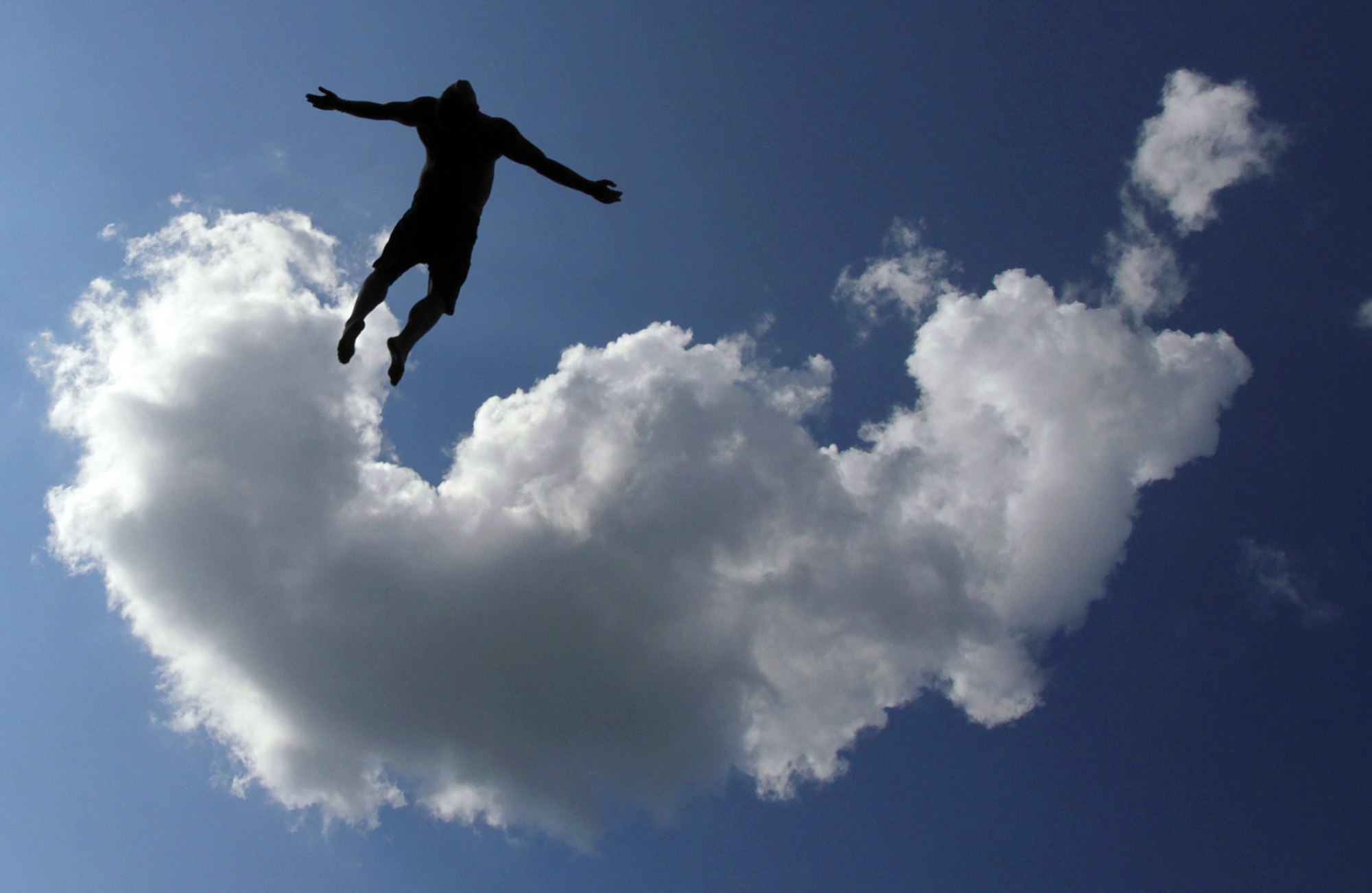 Полетели люди и года. Летающий человек. Летать в облаках. Человек летит в небе. Полет в небе.