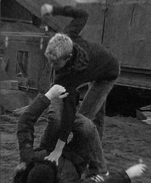 Капала кровь на чёрную куртку