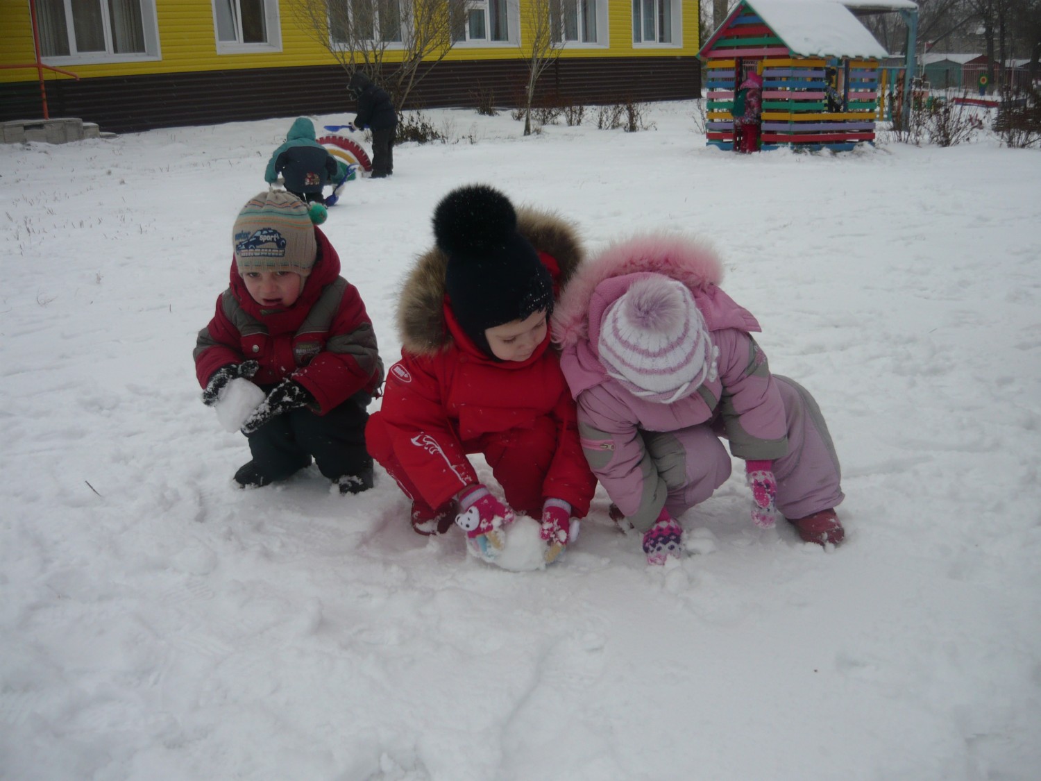 Снежок архангельск. Дети играют в снегу. Снежки для игры в детском саду. Дети лепят снежки. Дети играют в Снежном дворе.