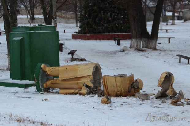 Разбили памятник вандалы