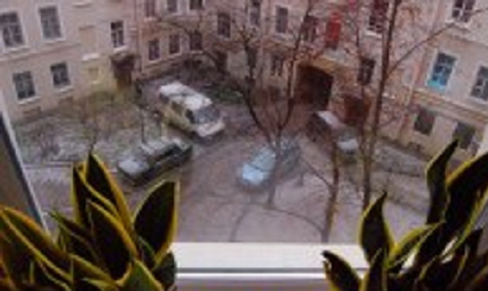 Ставни во двор...