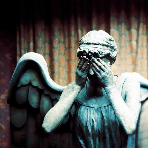 печальная статуя