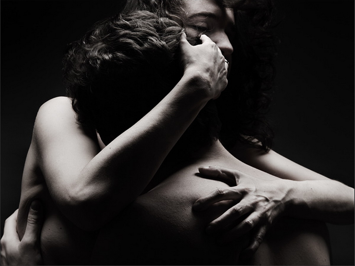 Обнимаю тебя с упоением в страсти...